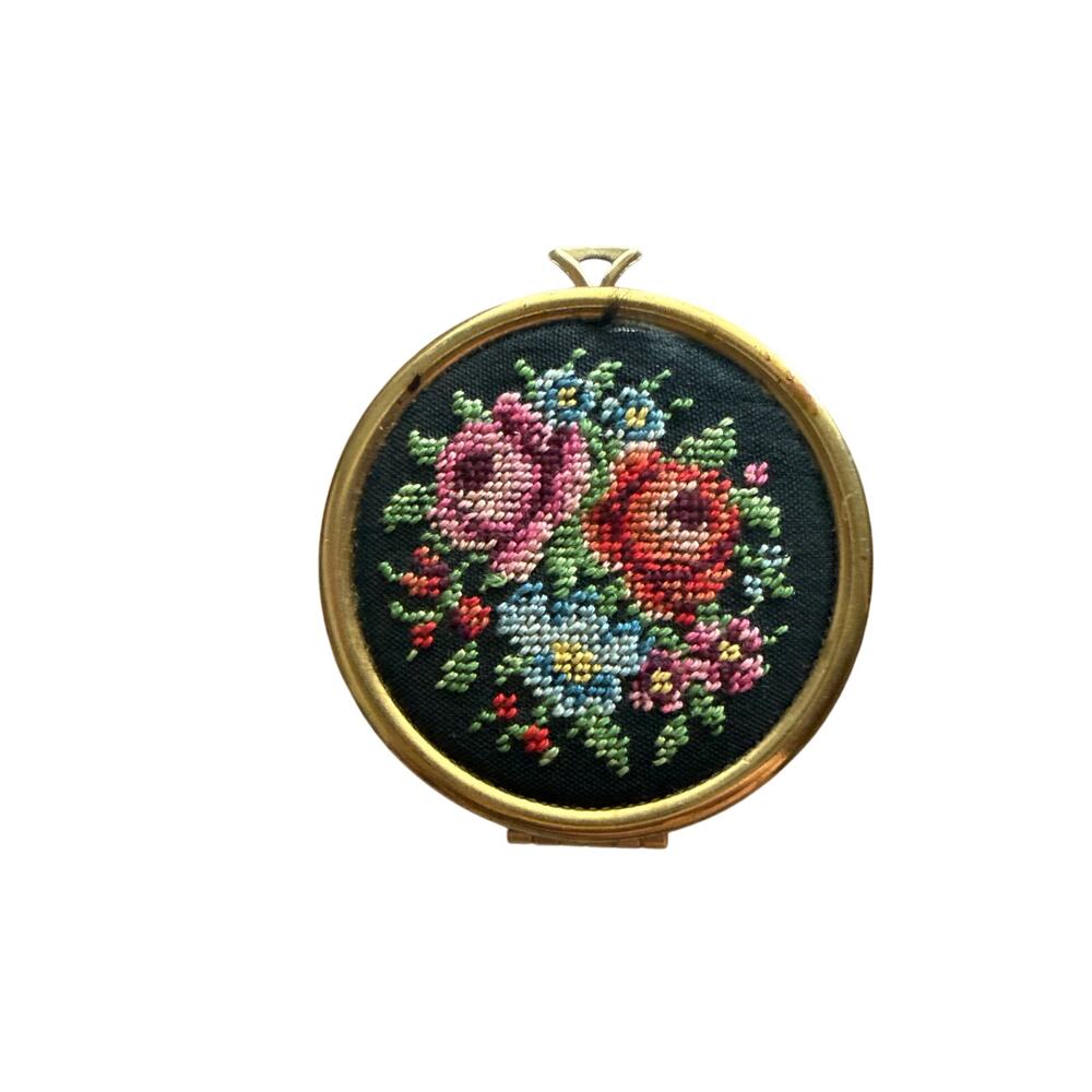 Vintage AVON 1977 "Floralpoint" Floral Needlepoint Stitch Locket Compact Pendant